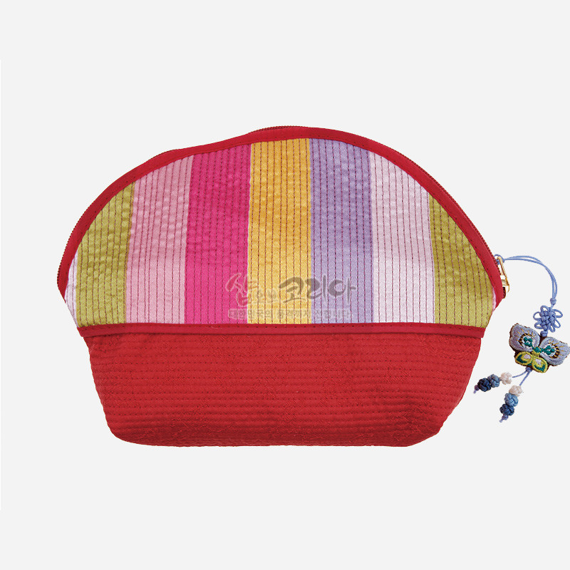 색동 누비 비단 천으로 구성된 반원형 파우치와 나비 모양 자수 매듭 장식이 특징인 손지갑.