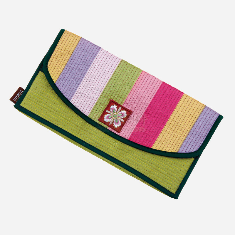 연두색 바탕에 분홍·보라·노랑 색동 패턴을 누비 기법으로 마감하고 중앙에 꽃 자수 장식을 더한 장지갑.