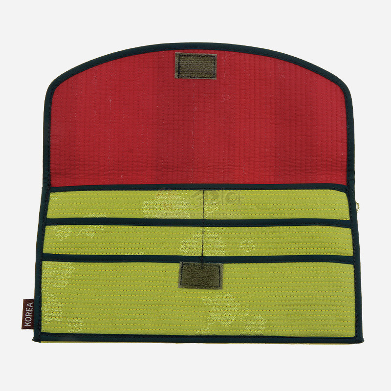 연두색과 빨강색 배색의 누비 원단 사용, 전통 색동 느낌과 섬세한 누빔선, 내부 다중 수납칸 구성이 돋보이는 장지갑.
