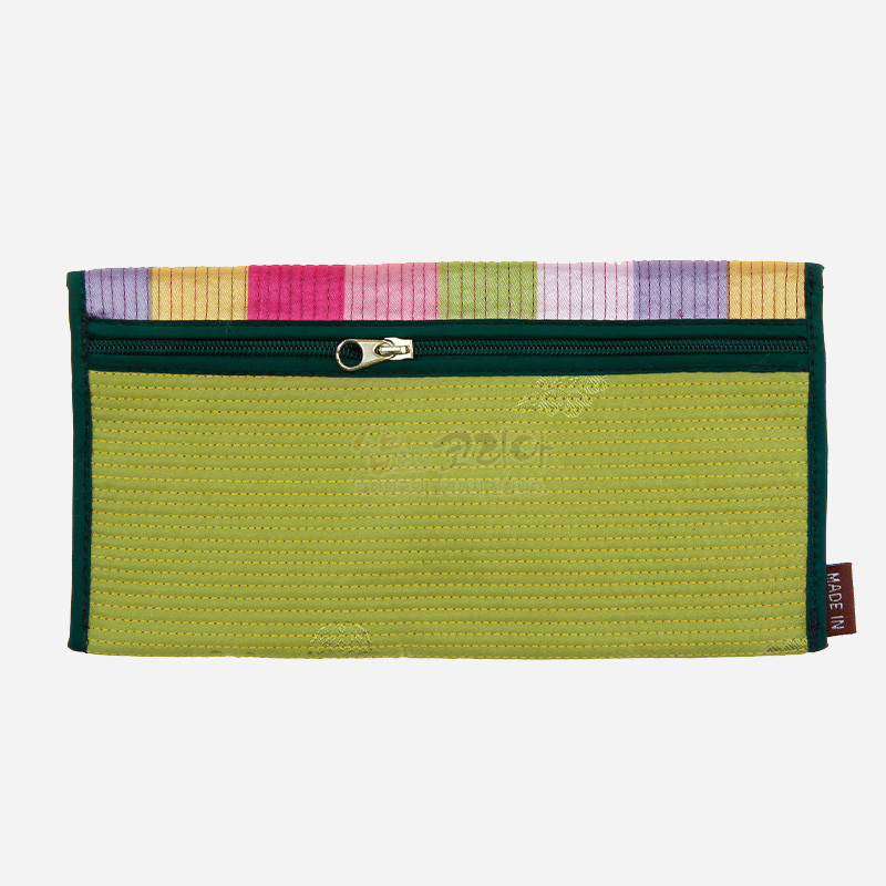 연두색 누비 원단과 짙은 초록색 테두리, 상단에 파스텔 색동 누비 배색과 금속 지퍼 장식이 조화된 장지갑.