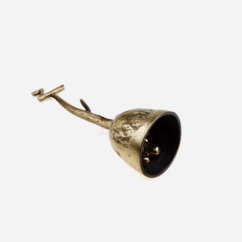 금속 재질 종에 솟대 형상의 손잡이와 입체적인 동물 문양을 더한 전통 장식 종. 금속 재질 종에 솟대 형상의 손잡이와 입체적인 동물 문양을 더한 전통 장식 종.