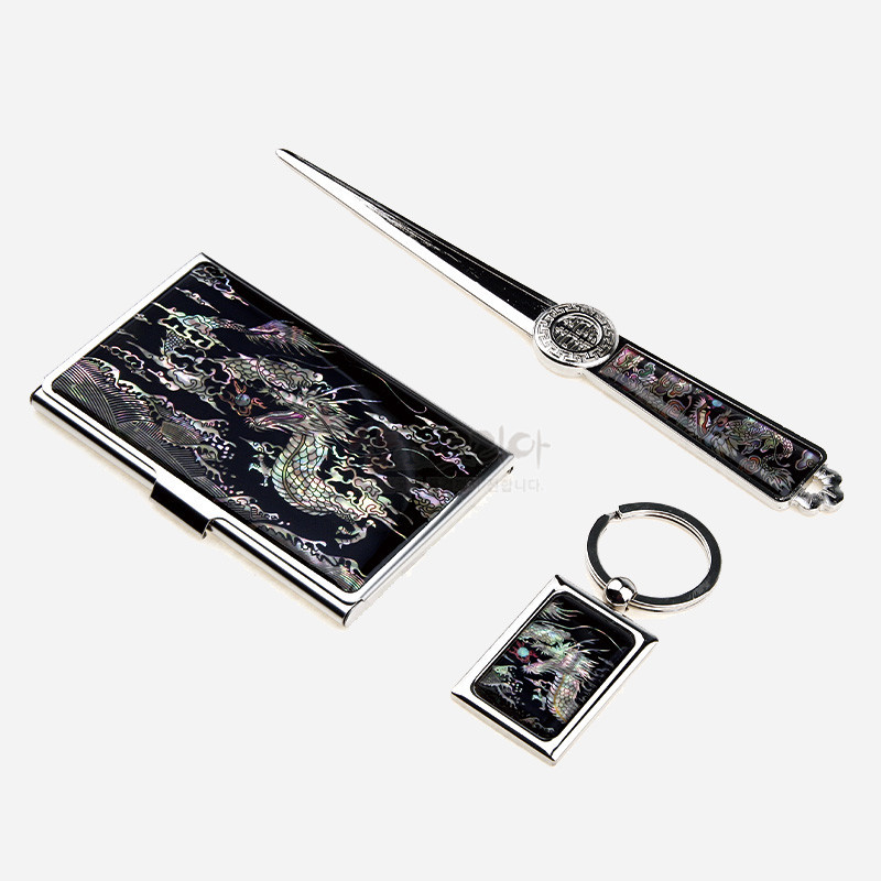 자개 상감 기법의 금속 명함집, 책갈피, 열쇠고리 세트로 흑색 바탕에 오색 용 문양과 구름 무늬가 화려한 디자인.
