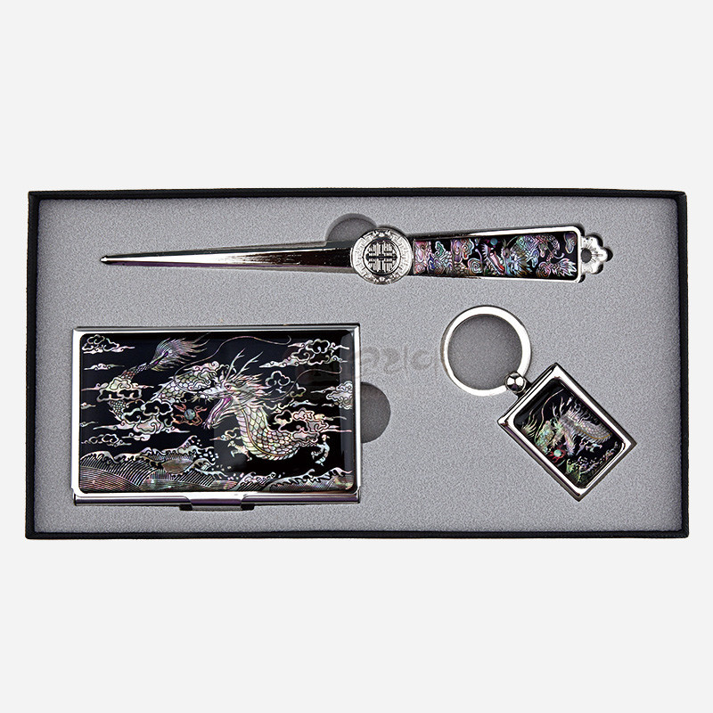 검은 바탕 위 자개 상감으로 오색 용 문양을 넣은 금속 명함집, 책갈피, 열쇠고리 세트.