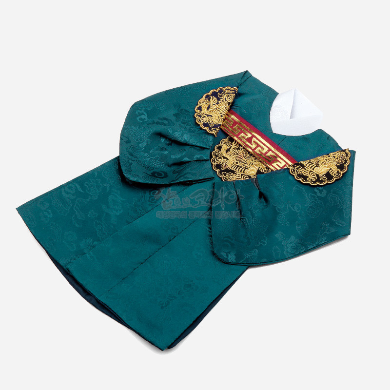 청록색 비단 소재에 용 문양이 짜여 있고 금색 자수 견장 장식과 붉은 금사 띠가 더해진 한복형 와인 커버. 청록색 비단 소재에 용 문양이 짜여 있고 금색 자수 견장 장식과 붉은 금사 띠가 더해진 한복형 와인 커버.