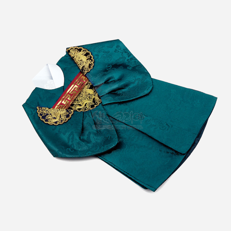 청록색 비단에 은은한 꽃문양이 직조된 한복 형태 와인 커버, 금색 자수와 전통 기하학 무늬 장식이 특징인 상품. 청록색 비단에 은은한 꽃문양이 직조된 한복 형태 와인 커버, 금색 자수와 전통 기하학 무늬 장식이 특징인 상품.