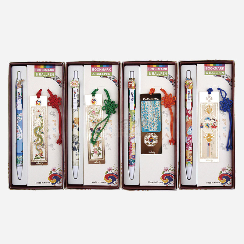 금속 재질 책갈피와 한국 전통문양 인쇄 볼펜으로 구성된 세트, 오방색 매듭 장식과 용·꽃·문자 문양이 조화를 이룬 디자인.