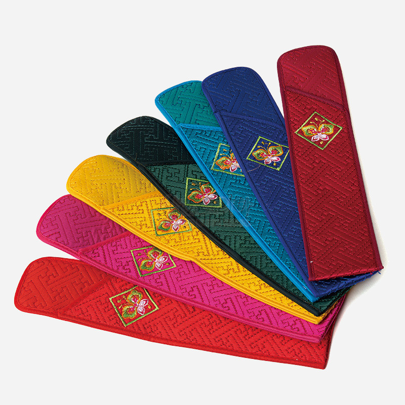 비단 느낌의 누비 바탕에 길상문 직조와 화려한 자수 연꽃문 양각 장식이 돋보이는 부채주머니. 비단 느낌의 누비 바탕에 길상문 직조와 화려한 자수 연꽃문 양각 장식이 돋보이는 부채주머니.