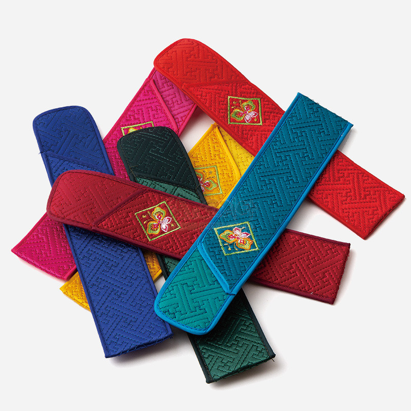 비단 재질에 전통 기하문 누비 기법을 더하고, 나비와 꽃 수놓음 자수 장식이 있는 다채로운 색상의 부채 주머니. 비단 재질에 전통 기하문 누비 기법을 더하고, 나비와 꽃 수놓음 자수 장식이 있는 다채로운 색상의 부채 주머니.