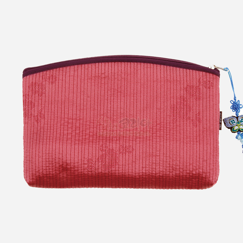 담주색 누빔 원단에 세로줄 패턴과 은은한 꽃문양이 들어간 지퍼형 티슈지갑. 담주색 누빔 원단에 세로줄 패턴과 은은한 꽃문양이 들어간 지퍼형 티슈지갑.