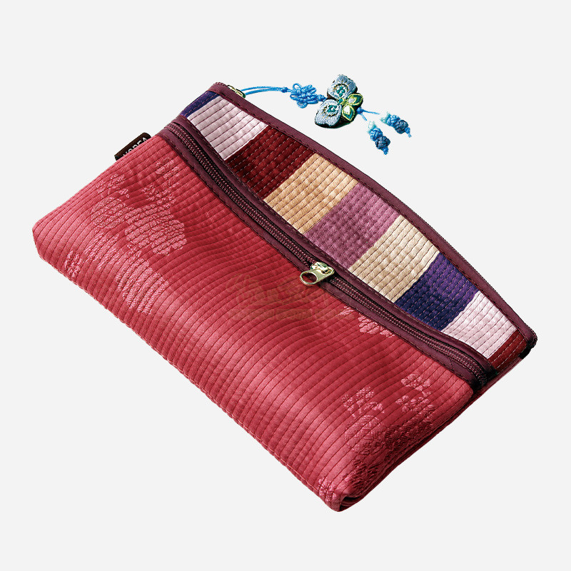 담주색 누비 비단에 꽃무늬가 은은한 티슈지갑, 상단 색동 누비와 나비 매듭 장식 지퍼 포인트. 담주색 누비 비단에 꽃무늬가 은은한 티슈지갑, 상단 색동 누비와 나비 매듭 장식 지퍼 포인트.