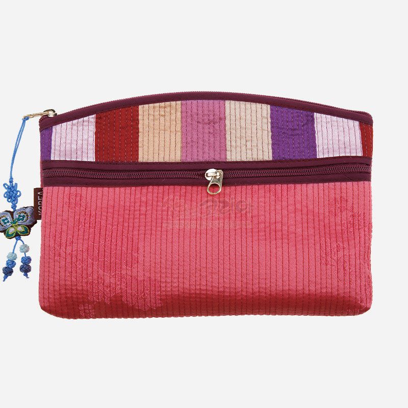 분홍색 누비 원단에 자주색 지퍼 마감과 상단 색동 줄무늬 배색이 조화된 티슈 지갑형 파우치.