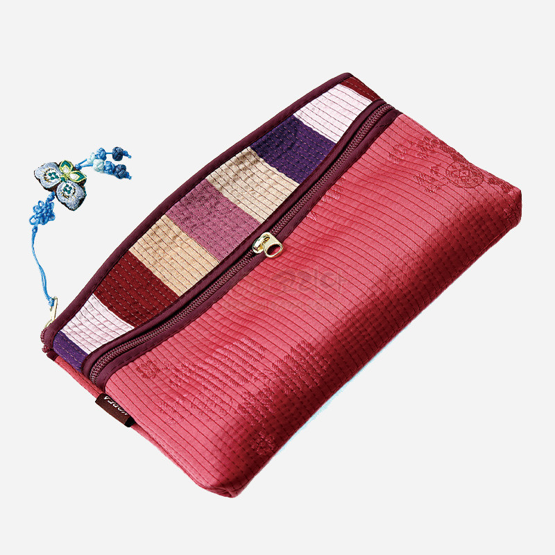 담주색 누비 비단 바탕에 색동 패치워크 장식과 나비 매듭 장식을 더한 지퍼형 티슈 지갑. 담주색 누비 비단 바탕에 색동 패치워크 장식과 나비 매듭 장식을 더한 지퍼형 티슈 지갑.