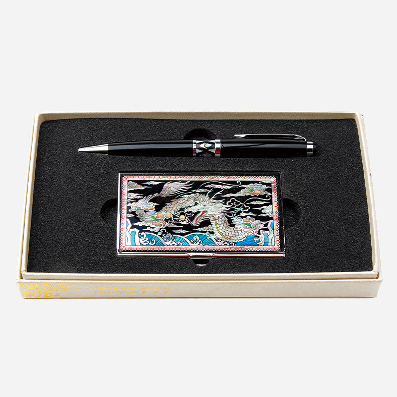 자개 상감 기법으로 용과 구름, 파도 문양을 표현한 금속 명함케이스와 흑색 금속 볼펜 세트.