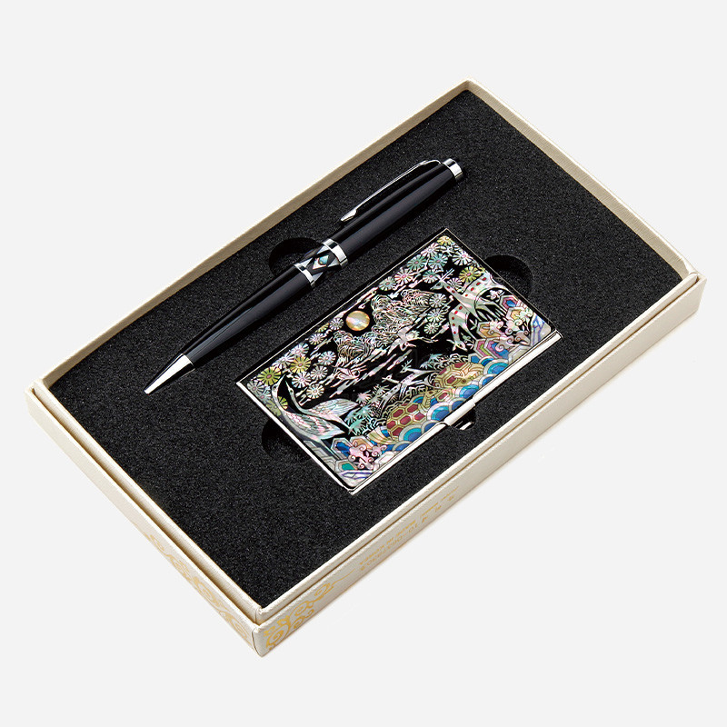 자개 상감 기법으로 십장생 꽃무늬와 산수문을 화려하게 표현한 금속 명함케이스와 흑색 금속 볼펜 세트.
