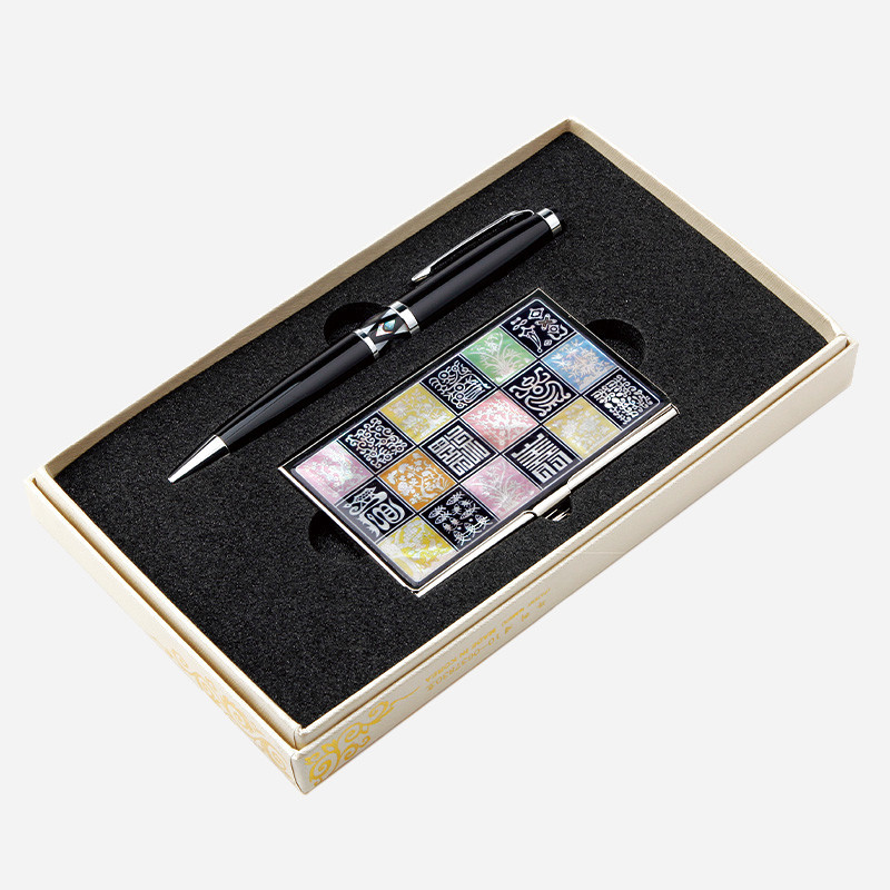 금속 재질 명함케이스와 볼펜 세트, 자개 느낌의 다채로운 채색 사각 문양과 전서체 문자 장식이 특징인 구성.