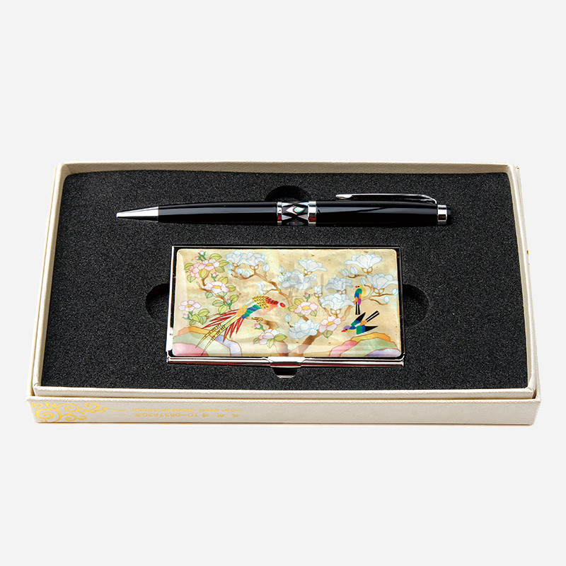 자개 상감 기법으로 화조도 문양을 표현한 금속 명함케이스와 블랙 실버톤 금속 볼펜 세트.