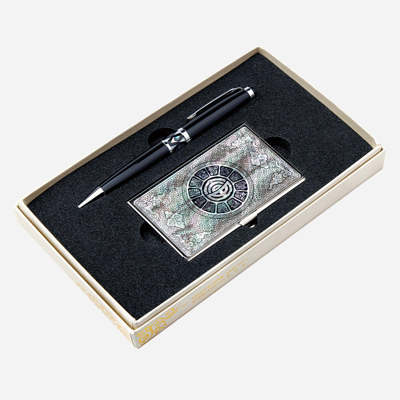 나전칠기 기법으로 제작된 운문부 문양 자개 명함케이스와 금속 장식 포인트의 흑색 볼펜 세트.