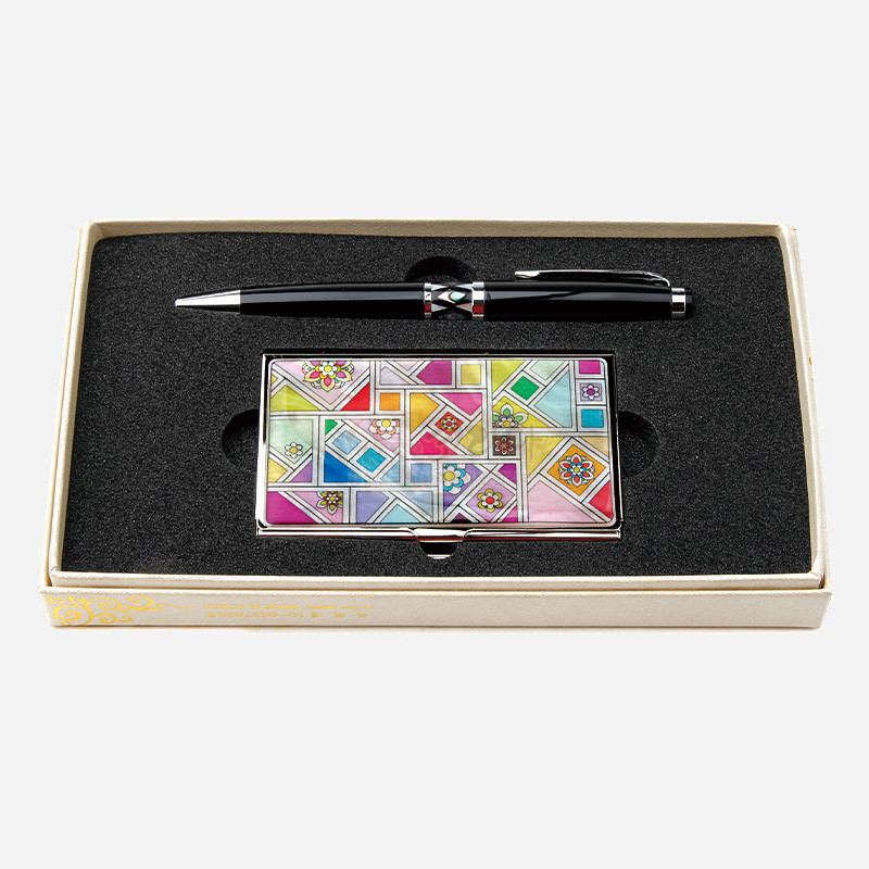 금속 재질 위 자개 느낌의 조각보 단청꽃 문양을 넣은 다채로운 색상의 명함케이스와 블랙 바디 금속 볼펜 세트. 금속 재질 위 자개 느낌의 조각보 단청꽃 문양을 넣은 다채로운 색상의 명함케이스와 블랙 바디 금속 볼펜 세트.
