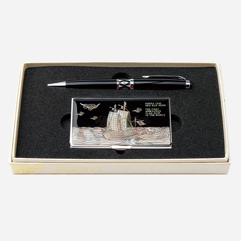 검은 금속 볼펜과 자개 상감 기법의 거북선·구름 문양이 새겨진 명함케이스 2종 세트.