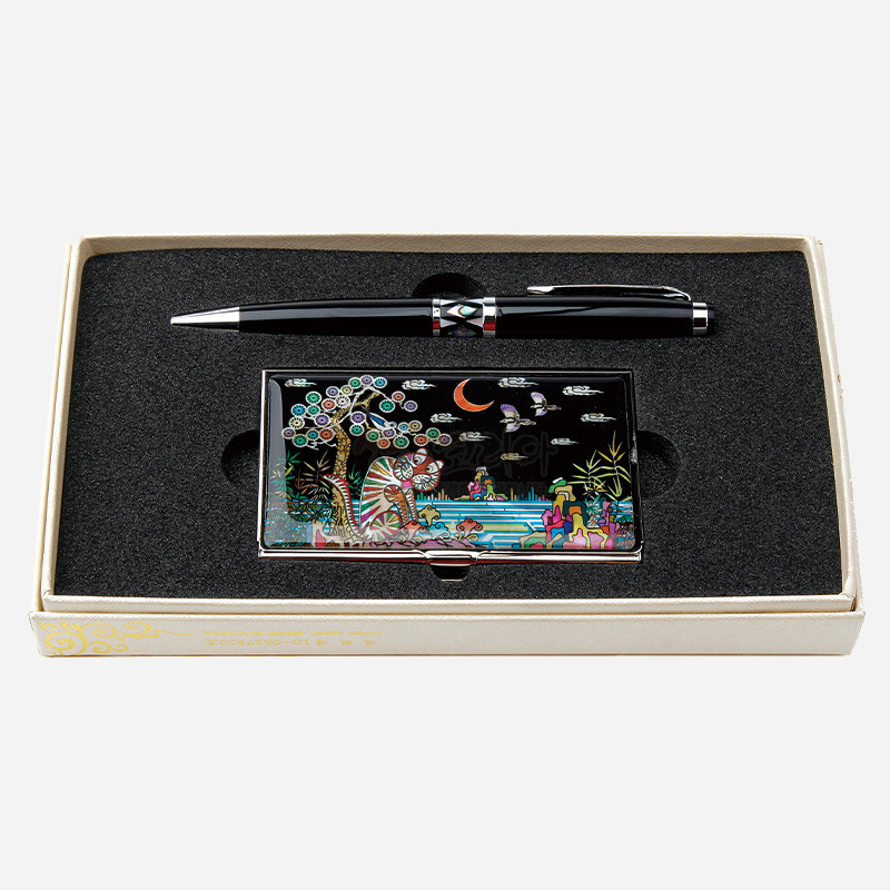 흑색 바탕 위 자개 상감으로 까치와 호랑이, 산수 풍경을 표현한 금속 명함케이스와 동일 색상의 메탈 볼펜 세트.