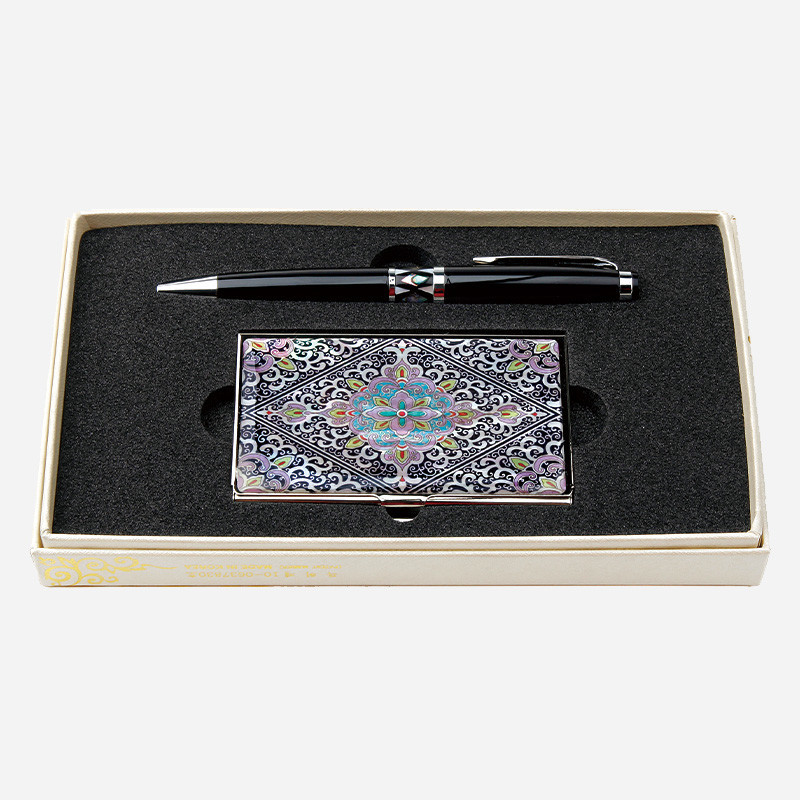자개 상감 기법으로 마름모당초 문양을 넣은 금속 명함케이스와 흑색 바디에 은색 금속 장식을 더한 볼펜 세트. 자개 상감 기법으로 마름모당초 문양을 넣은 금속 명함케이스와 흑색 바디에 은색 금속 장식을 더한 볼펜 세트.
