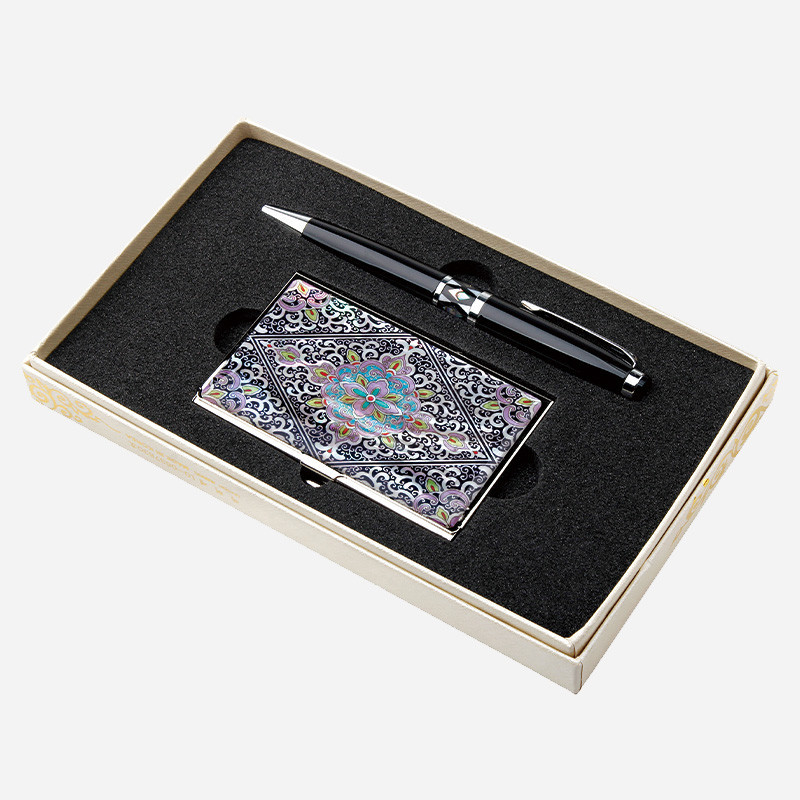 자개 상감 기법으로 표현된 형형색색 마름모 당초문 명함케이스와 금속 장식의 흑색 볼펜 세트.