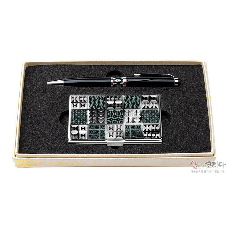 금속 재질 명함케이스와 볼펜 세트, 녹색과 은색의 전통 창살문 기하학 패턴 장식.