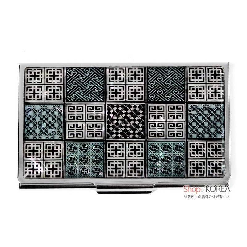 금속 케이스 위 자개 상감 기법으로 창살, 격자, 별 꽃무늬를 배열한 오방색 계열 명함케이스.