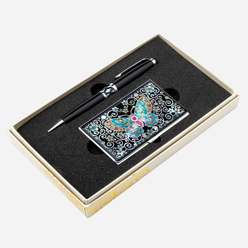 자개 상감 기법의 채색나비 문양과 화려한 연화 무늬가 있는 금속 명함케이스와 블랙 컬러 볼펜 세트.