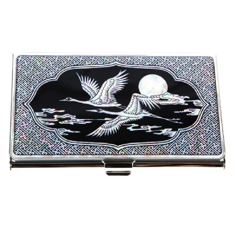 흑색 옻칠 바탕에 자개 상감으로 달과 학, 구름을 표현하고 주변에 전통 기하학 문양을 둘러 장식한 금속 명함케이스. 흑색 옻칠 바탕에 자개 상감으로 달과 학, 구름을 표현하고 주변에 전통 기하학 문양을 둘러 장식한 금속 명함케이스.