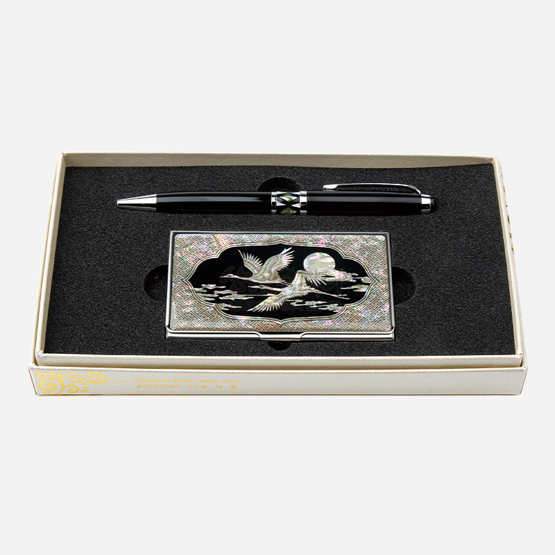 자개 상감으로 월학문과 물결무늬를 표현한 금속 명함케이스와 흑색 바탕 자개 장식 볼펜 2종 세트. 자개 상감으로 월학문과 물결무늬를 표현한 금속 명함케이스와 흑색 바탕 자개 장식 볼펜 2종 세트.