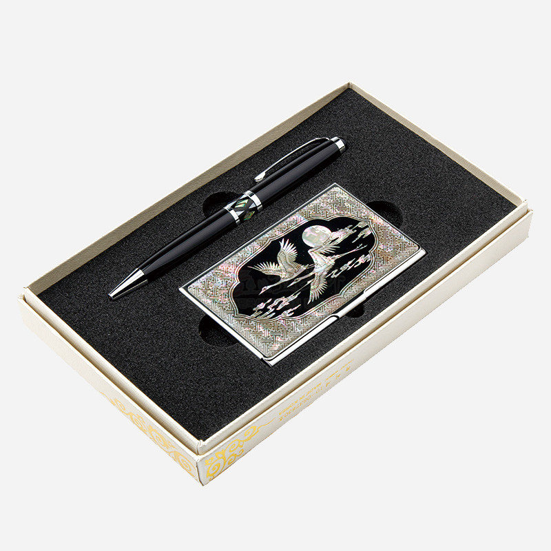 자개 상감으로 월학문과 전통 기하문양을 표현한 금속 명함케이스와 흑색 바디·자개 장식 금속 볼펜 세트.