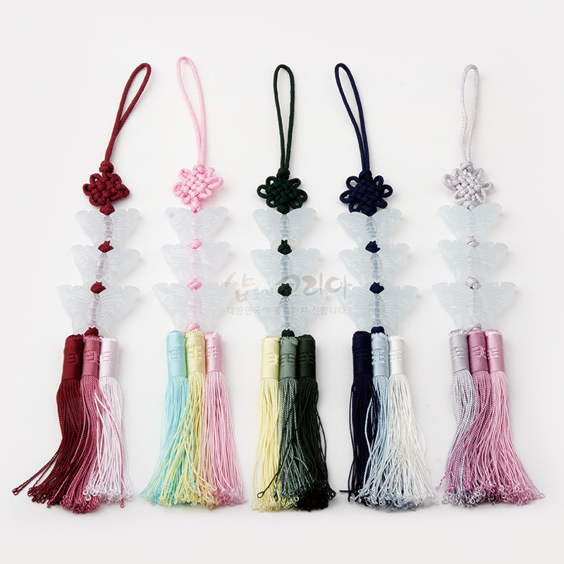 유리처럼 투명한 나비 장식과 오색 실로 만든 매듭, 삼단 술이 조화를 이루는 전통 노리개 장식.