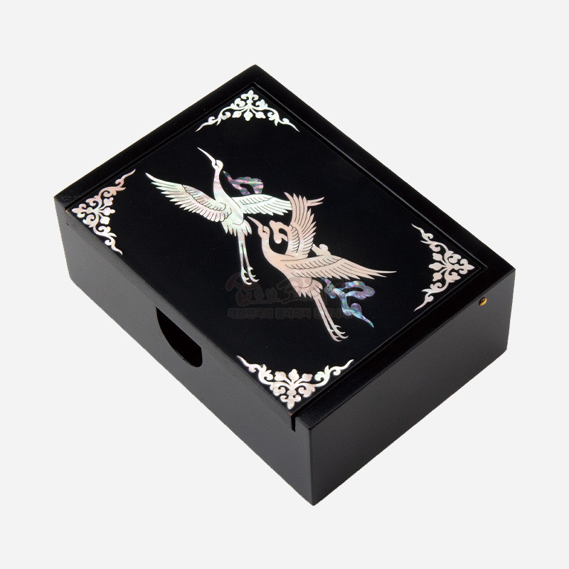 검은 옻칠 위에 자개 상감 기법으로 두 마리 학과 모서리 연화문을 장식한 직사각형 명함함.