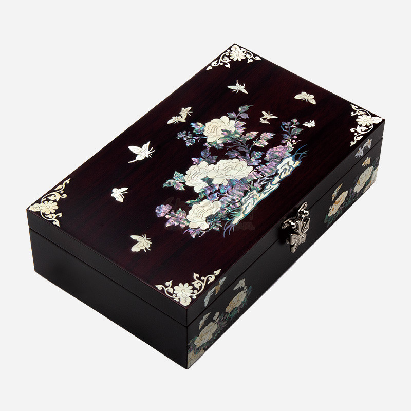 자개 상감 기법으로 목단과 나비 문양을 섬세하게 표현한 짙은 와인색 옻칠 나무 보석함.