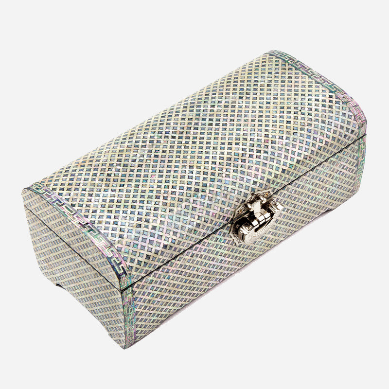 자개 상감 기법으로 촘촘한 빗살 격자무늬를 표현한 다채로운 광택의 직사각 보석함.