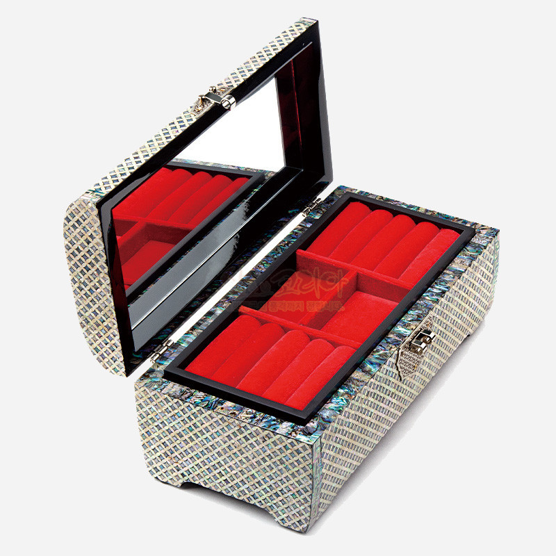 자개 상감으로 빗살 격자무늬를 표현하고 내부는 붉은 벨벳으로 구획된 옻칠 보석함.