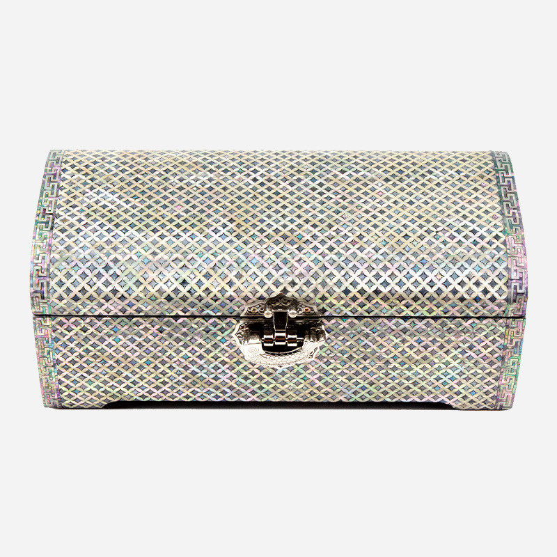 나전 옻칠 기법으로 빗살 격자문을 촘촘히 상감한 자개 보석함, 전통 귀갑문 테두리와 금속 잠금장식이 특징인 곡선형 상자.