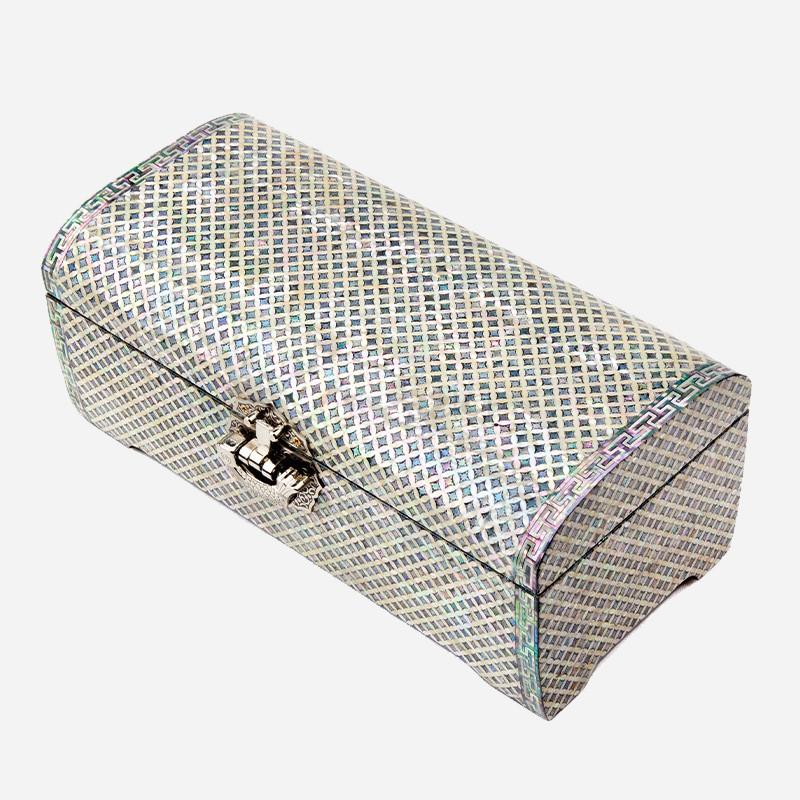 은은한 광택의 자개를 촘촘한 빗살 직선 격자무늬로 상감한 옻칠 보석함, 가장자리에 전통 귀문 테두리 장식.