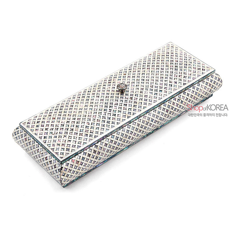 자개 상감으로 촘촘한 빗살 격자무늬를 이룬 직사각형 나전칠기 수저함, 은은한 오팔빛 광택이 돋보이는 디자인.