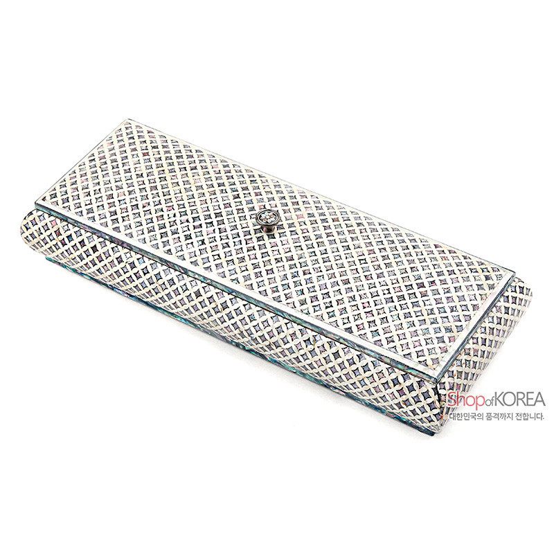 나전 자개 상감 기법으로 빗살무늬 격자 패턴을 구성한 흰색 옻칠 수저함.