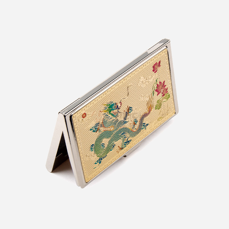 금장 바탕의 금속 명함케이스에 청록색 용과 붉은 연꽃 문양을 에나멜 채색으로 장식한 디자인. 금장 바탕의 금속 명함케이스에 청록색 용과 붉은 연꽃 문양을 에나멜 채색으로 장식한 디자인.