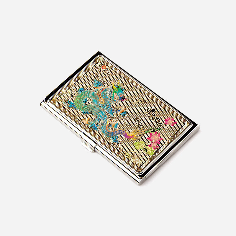 금속 재질 위 금장 바탕에 청룡과 연꽃 문양을 다채로운 색으로 채색한 직사각형 명함케이스. 금속 재질 위 금장 바탕에 청룡과 연꽃 문양을 다채로운 색으로 채색한 직사각형 명함케이스.