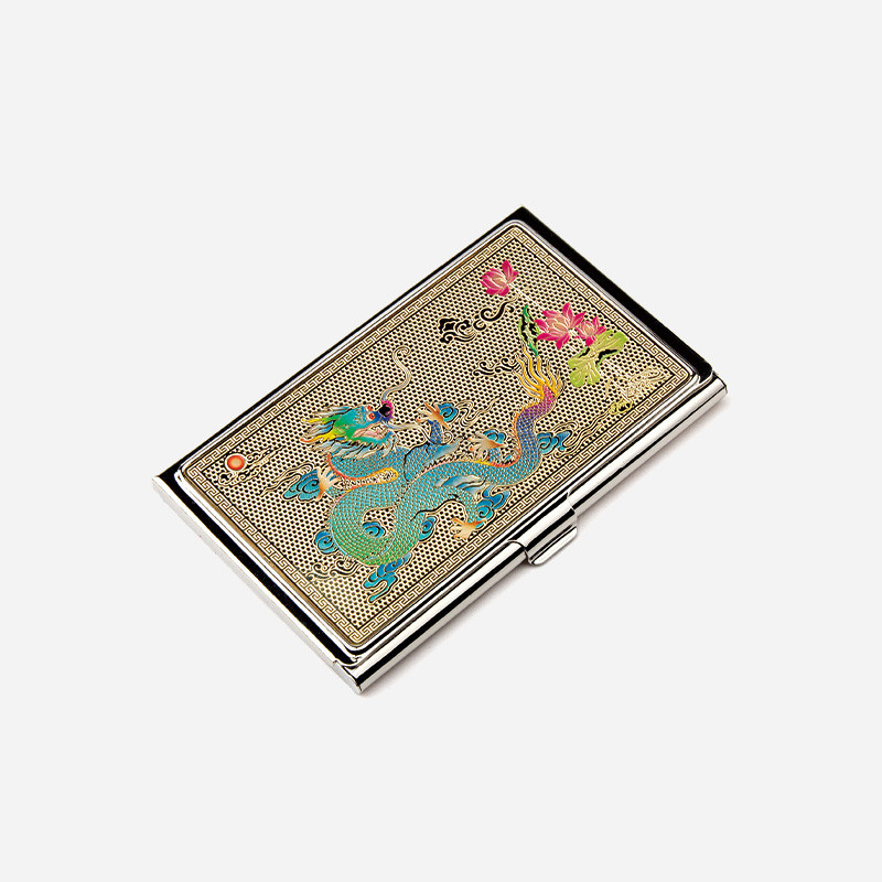 금속 재질 바탕에 금장 처리된 표면과 청록색 용, 연꽃 문양을 다채로운 채색으로 장식한 명함케이스. 금속 재질 바탕에 금장 처리된 표면과 청록색 용, 연꽃 문양을 다채로운 채색으로 장식한 명함케이스.