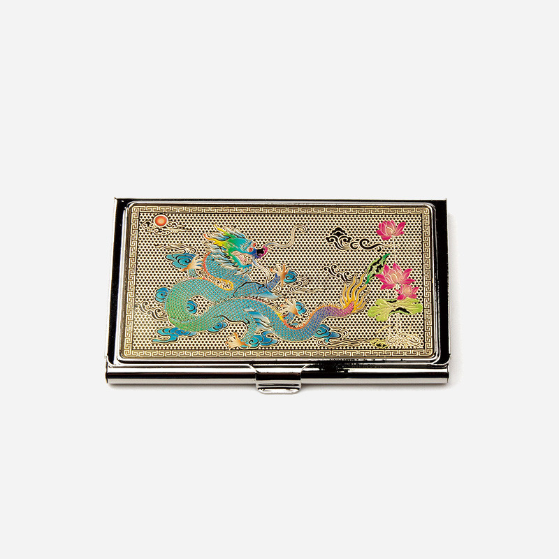 금속 재질 위 금장 배경에 청록색 용과 구름, 연꽃 문양을 채색한 직사각형 명함케이스. 금속 재질 위 금장 배경에 청록색 용과 구름, 연꽃 문양을 채색한 직사각형 명함케이스.