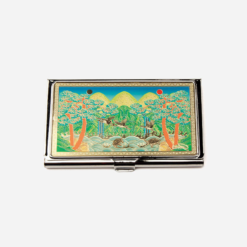 금속 케이스 위에 일월오봉도 산수화 문양을 채색으로 표현한 사각형 명함케이스. 금속 케이스 위에 일월오봉도 산수화 문양을 채색으로 표현한 사각형 명함케이스.