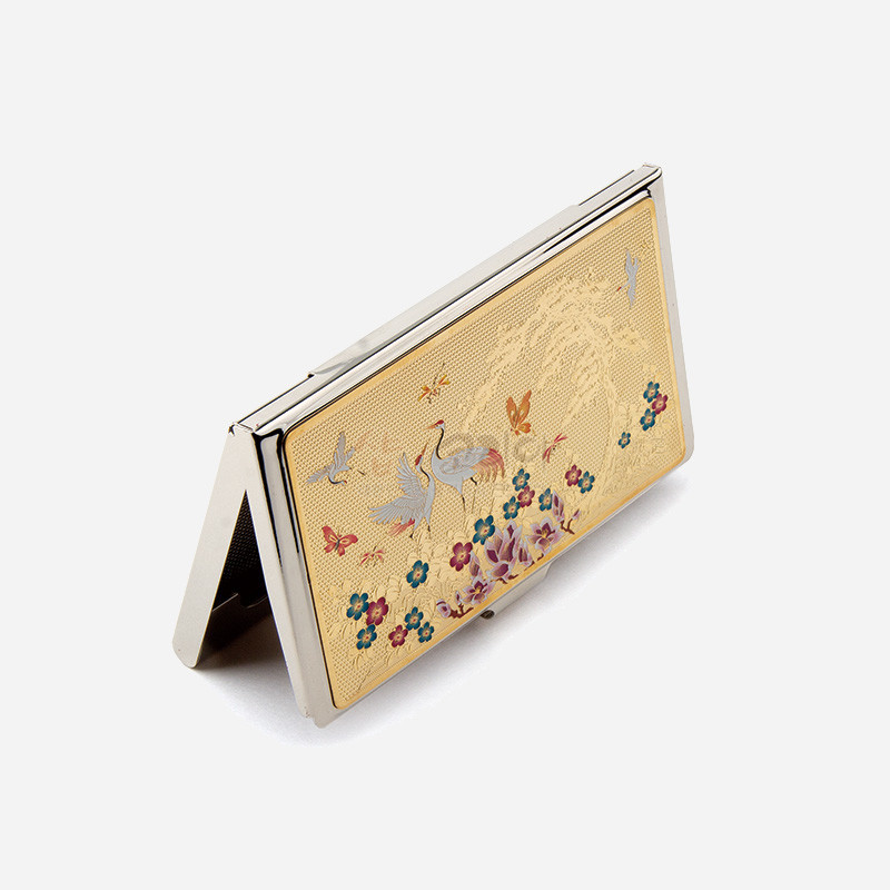 금속 재질 위 금장 바탕에 소나무와 학, 꽃과 나비 문양을 섬세한 채색으로 표현한 명함케이스. 금속 재질 위 금장 바탕에 소나무와 학, 꽃과 나비 문양을 섬세한 채색으로 표현한 명함케이스.