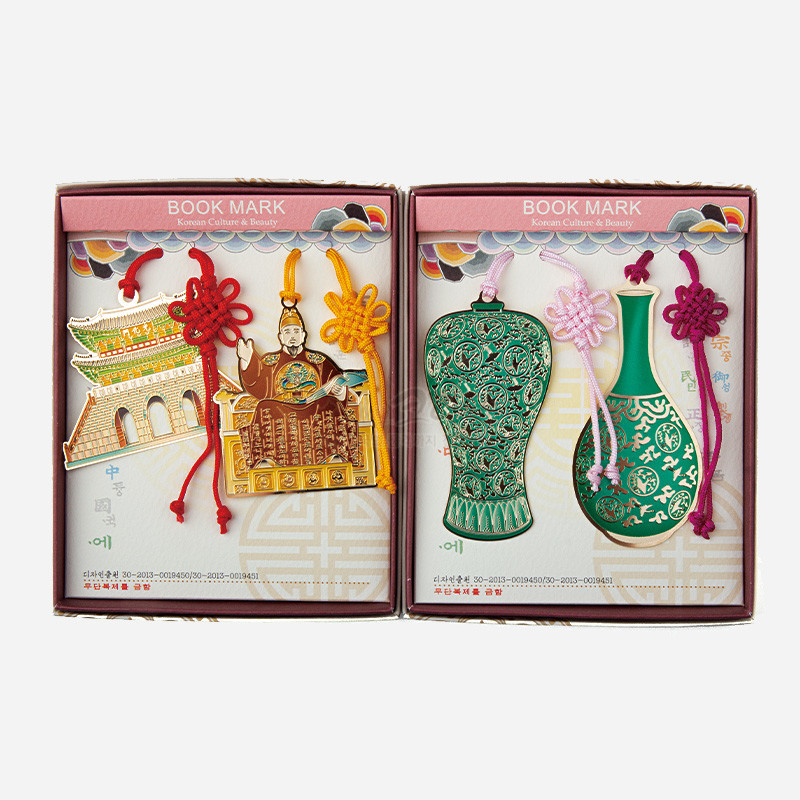 금속 소재에 궁궐·세종대왕·청자병 문양을 넣고 다채로운 색채와 전통 매듭 끈 장식을 더한 책갈피 4종 세트.