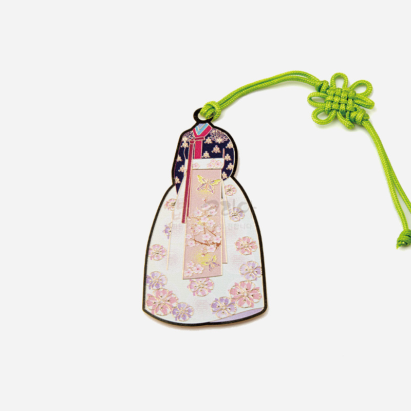 금속 재질 위에 분홍·보라 꽃문양과 전통 여인 한복을 담은 책갈피, 연두색 전통 매듭끈 장식.