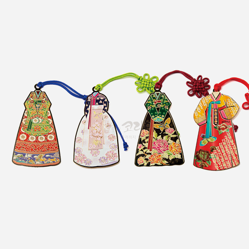 금속 재질의 여인 전통한복 모양 책갈피 4종, 화려한 꽃문양과 다양한 색상의 에나멜 채색, 전통 매듭끈 장식이 특징인 구성.